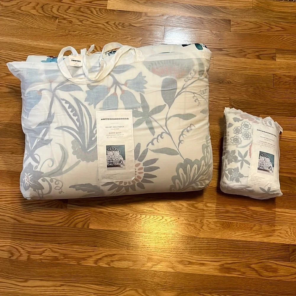 Anthropologie Velvet Hollyhock Quilt Size Queen with Shams NWT
